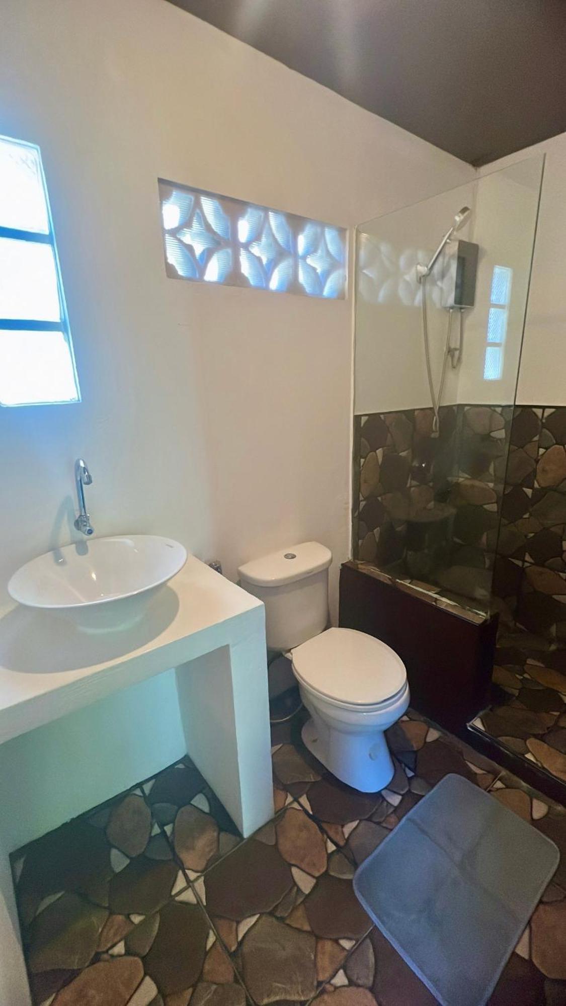 Yay Lodge Siargao, Private Room 1 With Ac & Hot Shower And Fast Starlink Wifi 卢纳将军城 外观 照片