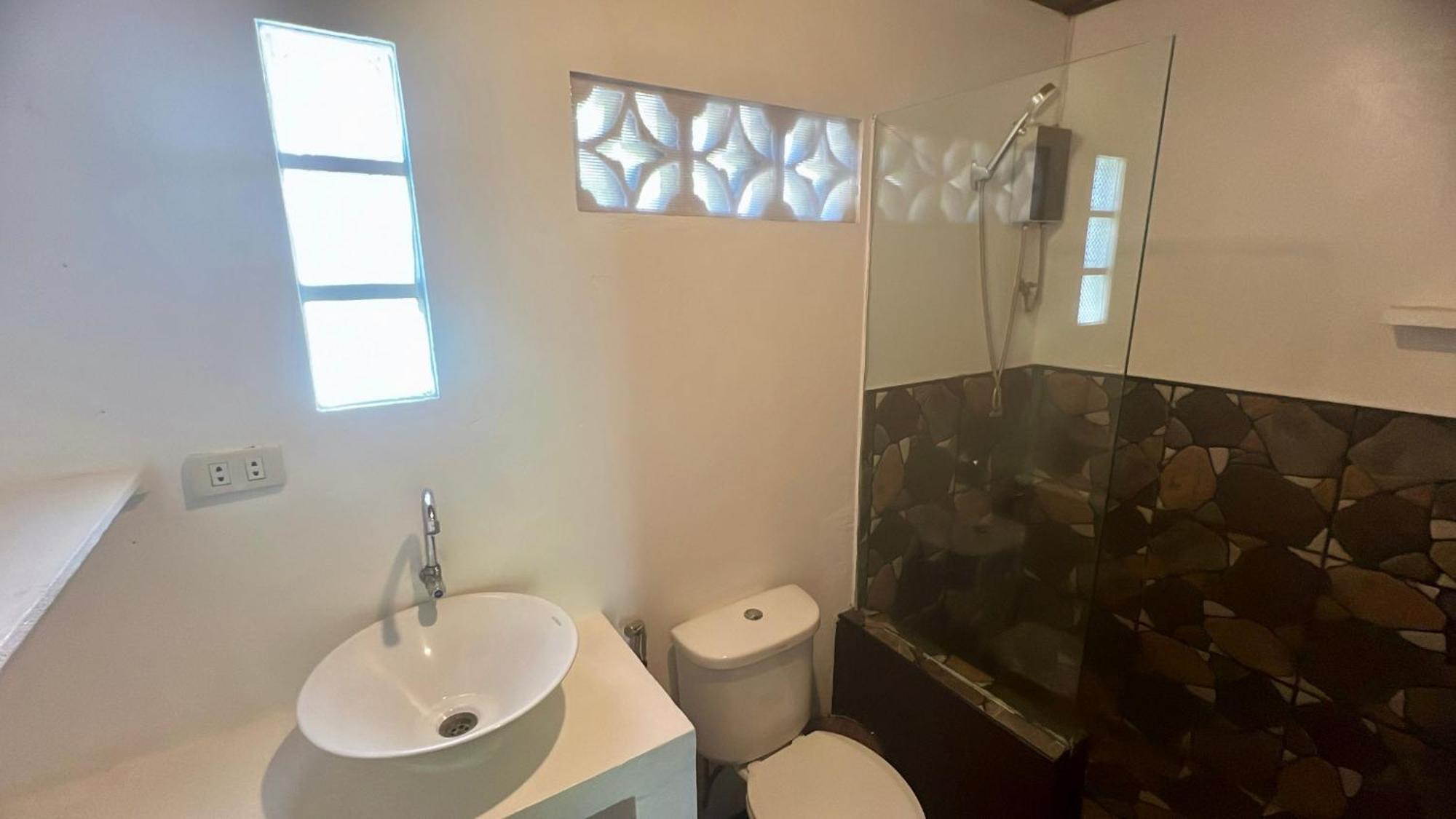 Yay Lodge Siargao, Private Room 1 With Ac & Hot Shower And Fast Starlink Wifi 卢纳将军城 外观 照片